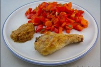 Hähnchenschenkel mit Gemüse an Erdnusssoße