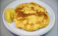 Sojamehl-Pfannkuchen mit Apfelmus