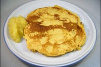 Sojamehl-Pfannkuchen mit Apfelmus