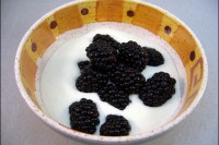 Quark mit Brombeeren