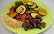 Sautiertes Rindfleisch mit Gemuese Guacamole