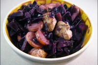Putengulasch an Rotkohl