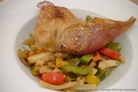Hähnchenkeule auf Gemüse