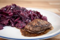 Hirschsteak an Rotkohl