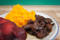 Gulasch mit Roter Beete und Kürbisbrei