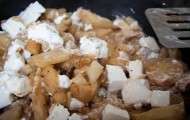 Pastinkenpfanne mit Sauerrahm-Feta-Soße
