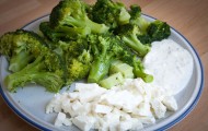 Brokkoli mit Feta und Sauerrahm
