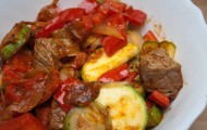 Gemüsepfanne mit Geschnetzeltem