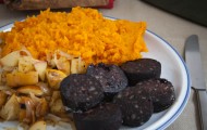 Blutwurst mit Kuerbisbrei und Zwiebeln