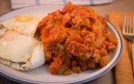 Gebratenes Gemüse in Tomatencreme mit Spiegelei